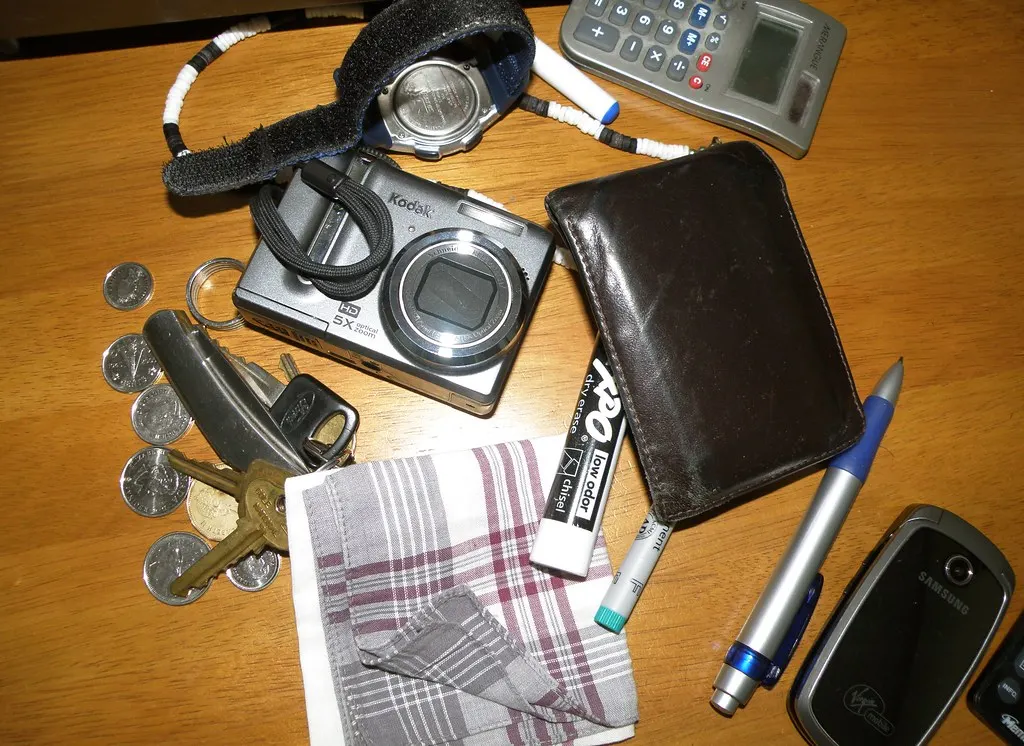 Calculadora junto a una cartera