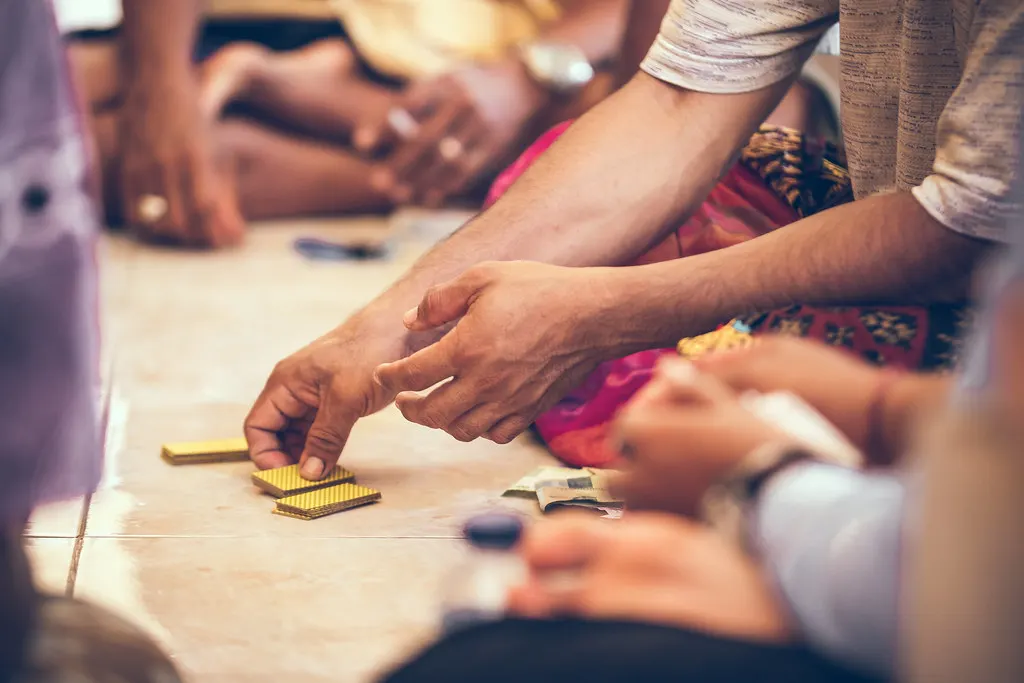 Cartas sobre una mesa para ilustrar resultados variables