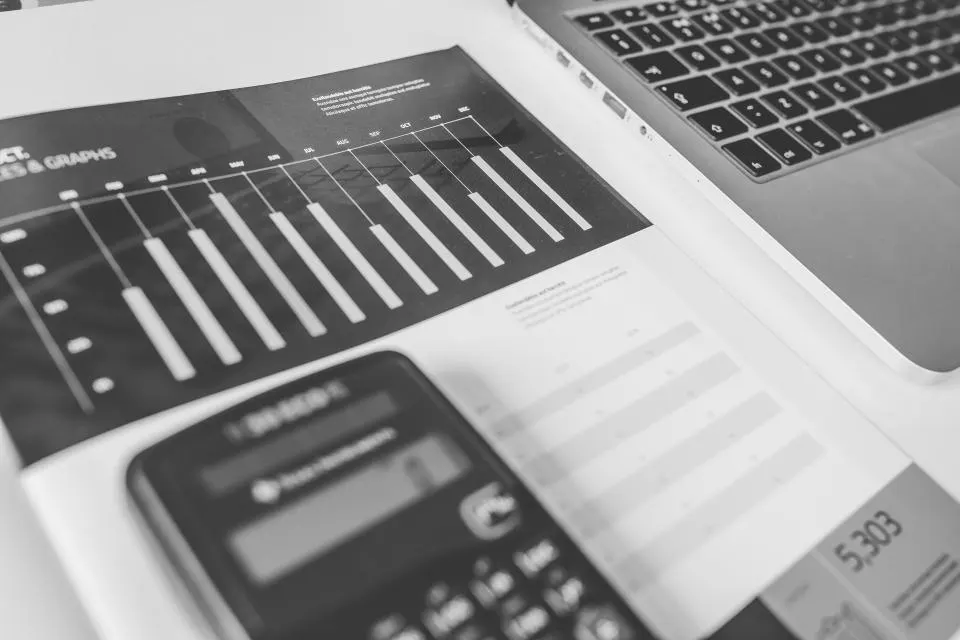 Calculadora junto a notas de planificación